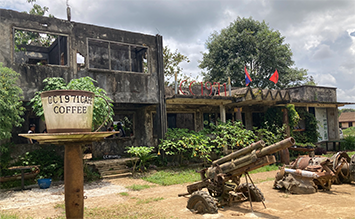 CC1971CAFE 방문, 전쟁으로 인해 폐허가된 건물 그대로를 인테리어 컨섭으로 커피숍을 운영.