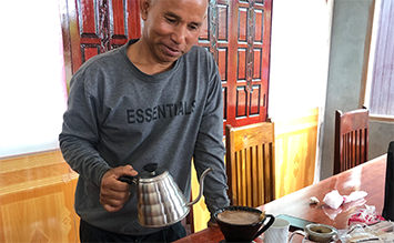 마을 이장님이 우리가 방문했다고 직접 커피를 핸드드립으로 내리는 모습